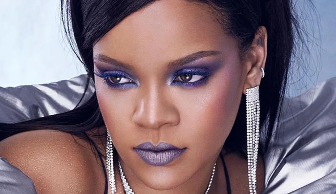 Rihanna promocionando sus nuevos productos de maquillaje