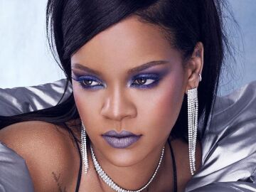 Rihanna promocionando sus nuevos productos de maquillaje
