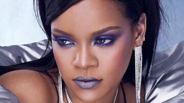 Rihanna promocionando sus nuevos productos de maquillaje