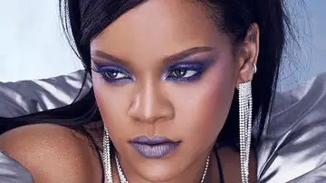 Rihanna promocionando sus nuevos productos de maquillaje Rihanna promocionando sus nuevos productos de maquillaje