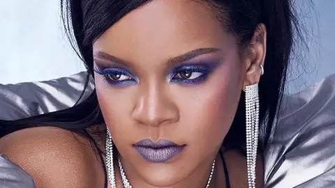 Rihanna promocionando sus nuevos productos de maquillaje Rihanna promocionando sus nuevos productos de maquillaje