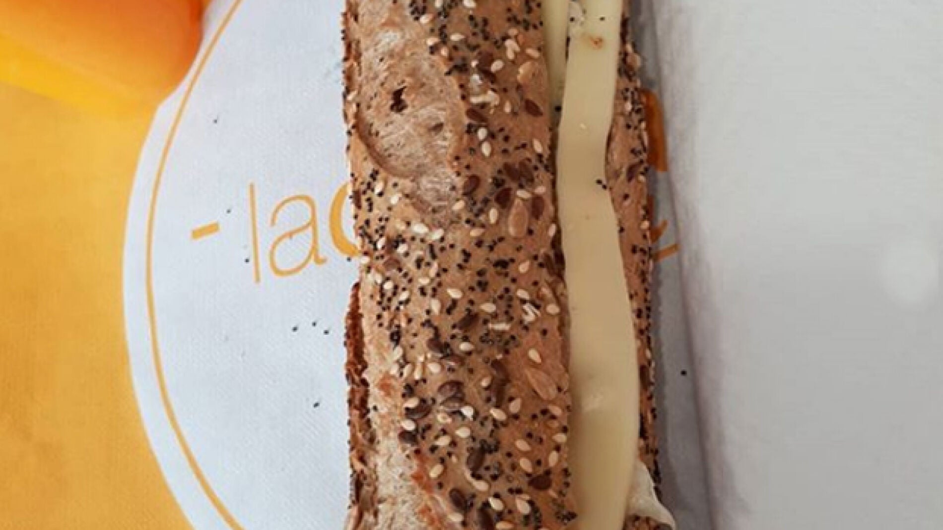 Bocadillo de at&uacute;n con queso
