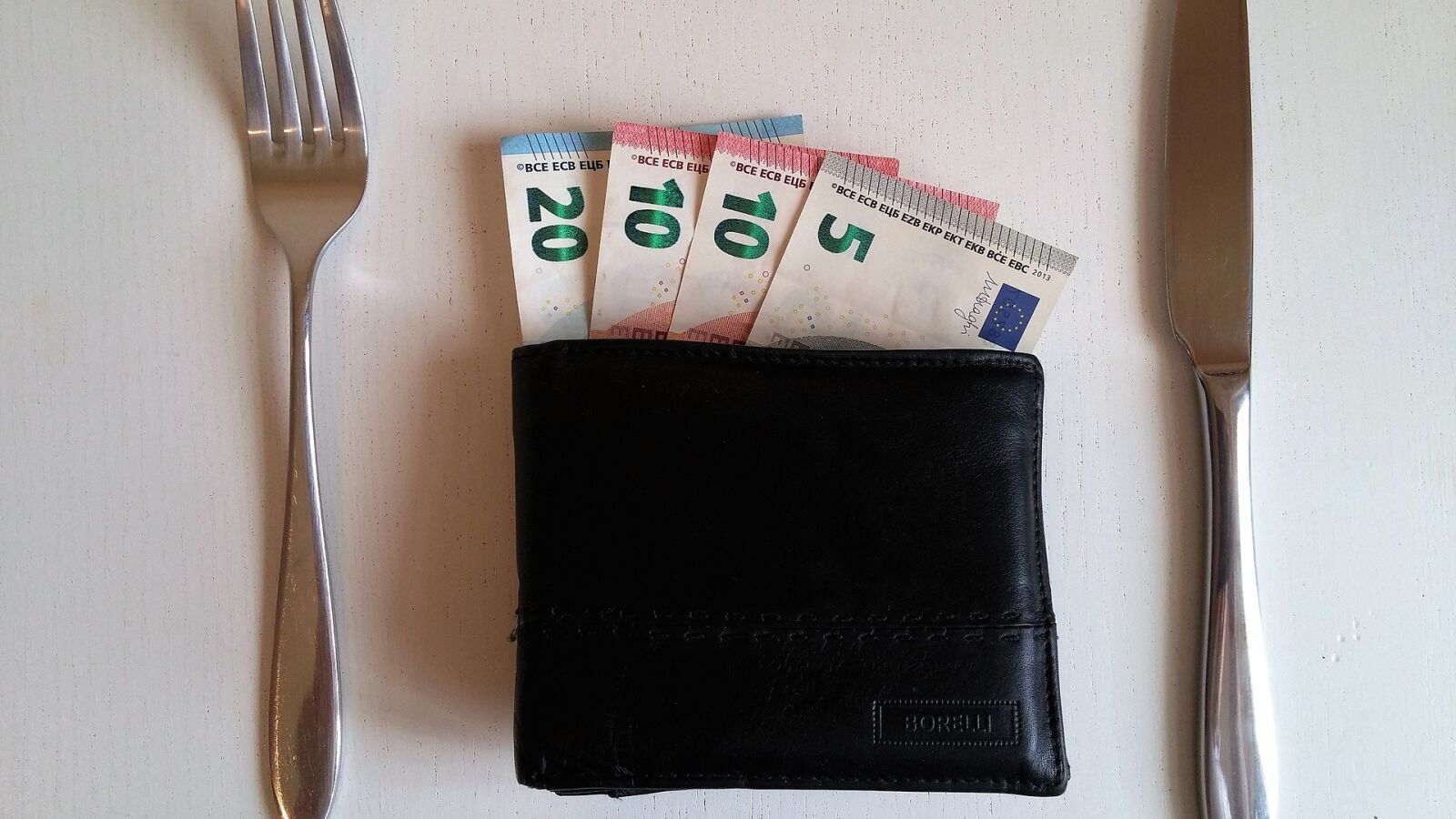 Dar propina es sexista, clasista y tiene una historia vinculada al racismo