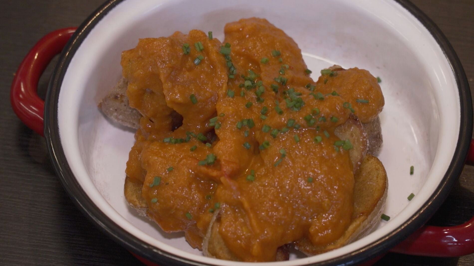 As&iacute; se preparan unas estupendas patatas bravas.