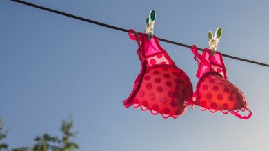 Las mujeres nos dividimos en dos tipos: las que saben abrocharse el sujetador y las que no