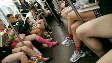 Van desnudos en el metro, se hacen pasar por famosos y pasean perros invisibles: ¿Quiénes son Improv Everywhere?