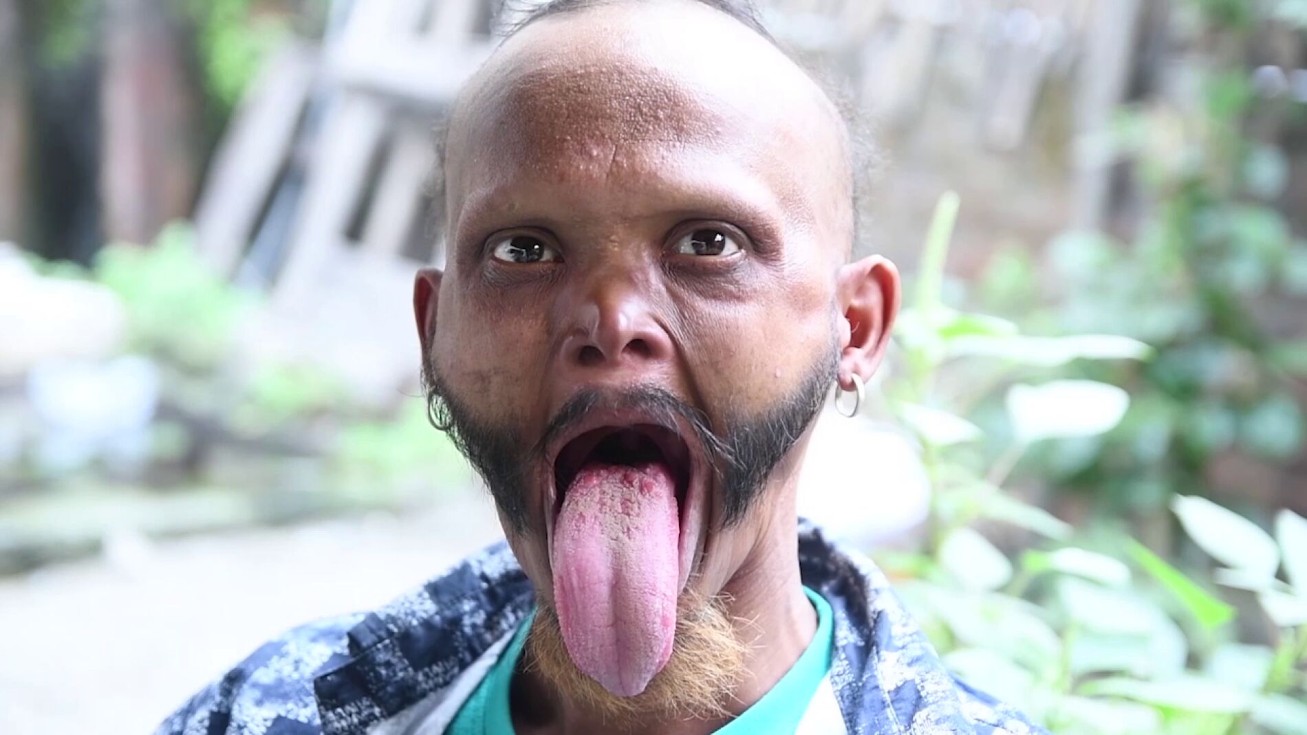  Yagya Bahadur Katuwal ense&ntilde;a su lengua