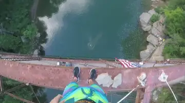 Salta desde lo alto de un puente