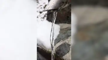 Agua que parece congelada