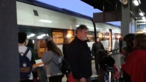 Imagen de los usuarios en las vías del tren