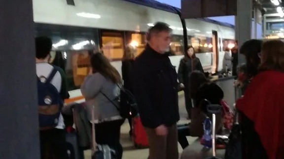 Imagen de los usuarios en las vías del tren Imagen de los usuarios en las vías del tren