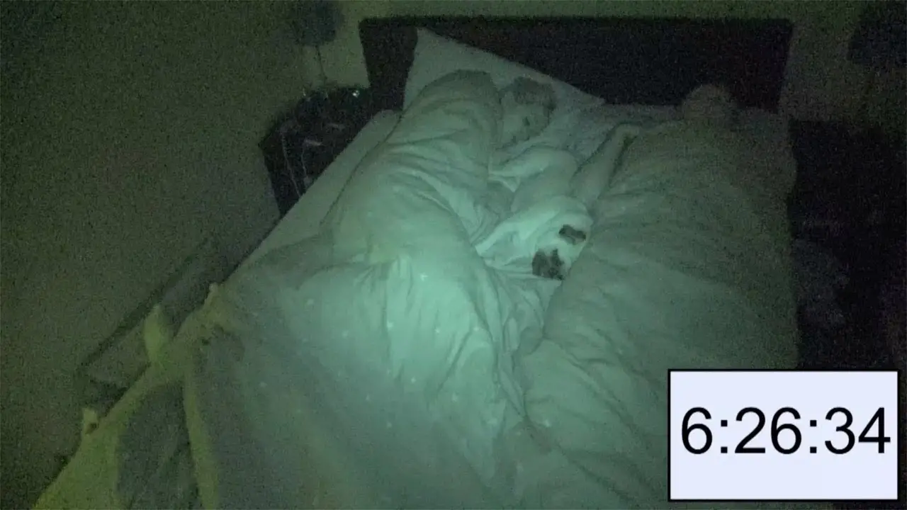Perro durmiendo con sus dueños