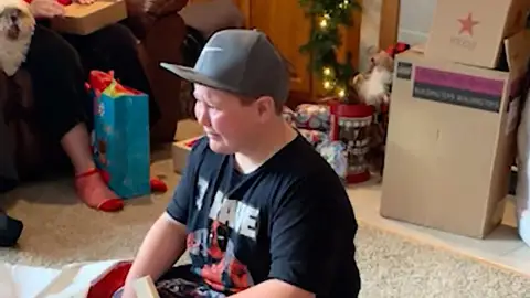 Carter Wyles al enterarse de que va a ser adoptado Carter Wyles al enterarse de que va a ser adoptado