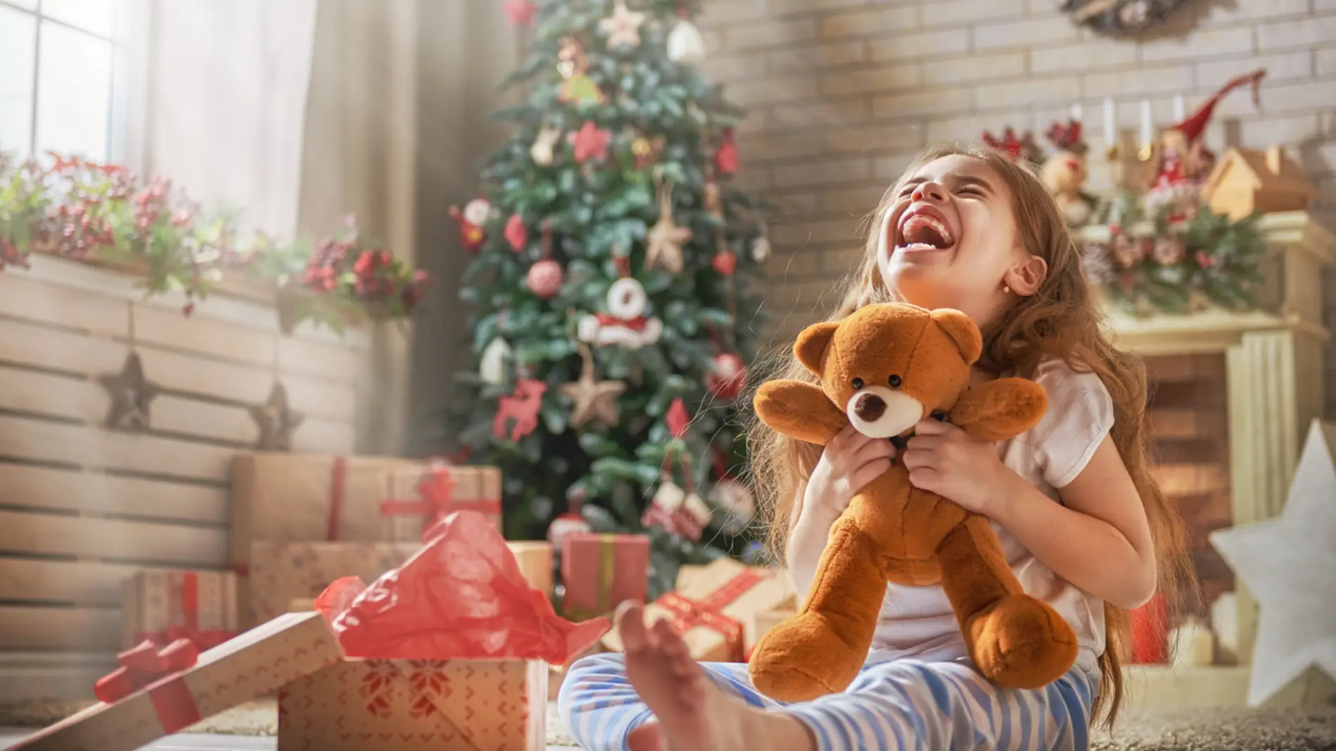 Niña con regalos