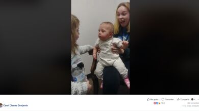 Una bebé escucha por primera vez a su hermana tras ponerse unos audífonos