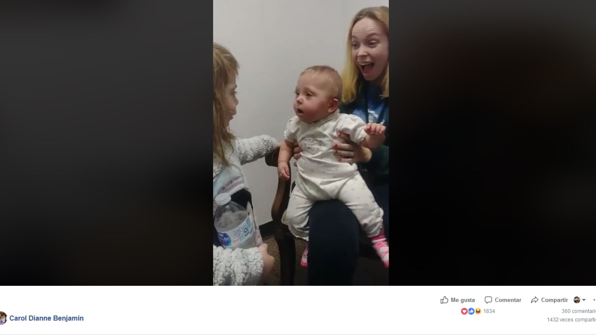 Escucha a su hermana por primera vez