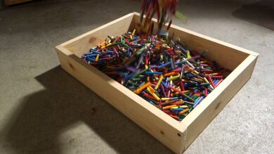 VÍDEO: Un músico construye una guitarra eléctrica usando 1200 lápices de colores