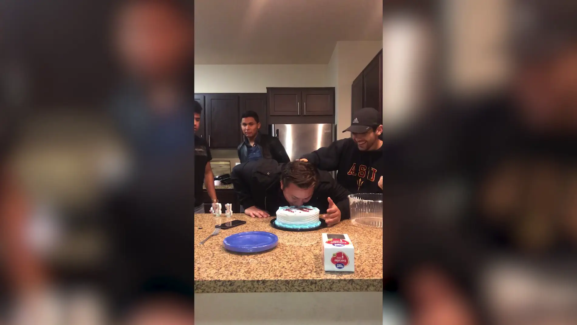 Broma pesada con una tarta de cumpleaños