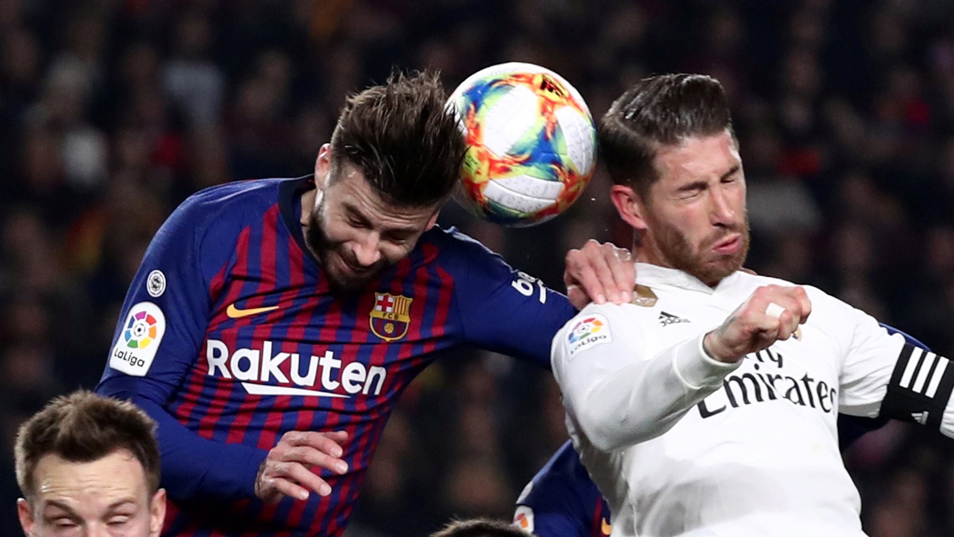 Piqué y Sergio Ramos pugnan por un balón aéreo
