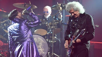 ¿Podrías dejar de hablar a voces en los conciertos?