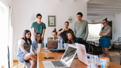 Uno de cada cinco jóvenes ni estudia ni trabaja: ¿Qué consejo les darías?