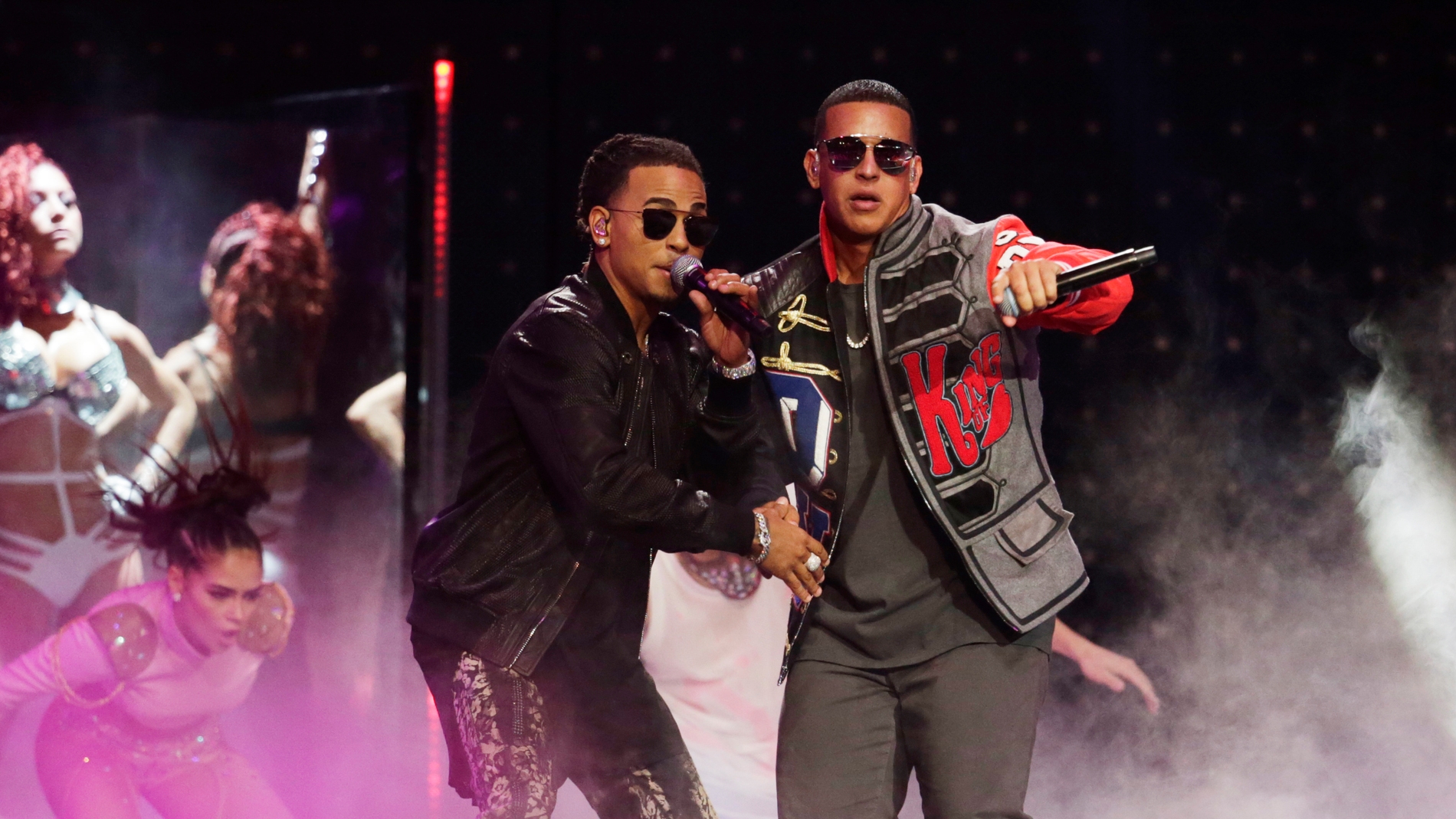 Daddy Yankee y Ozuna durante una actuación