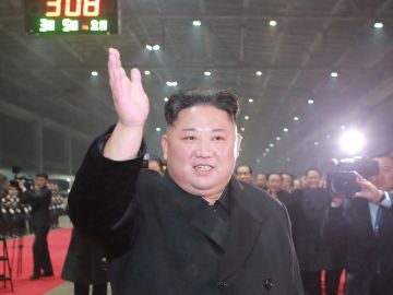 El l&iacute;der supremo de Corea del Norte, Kim Jong Un, saluda a la multitud.