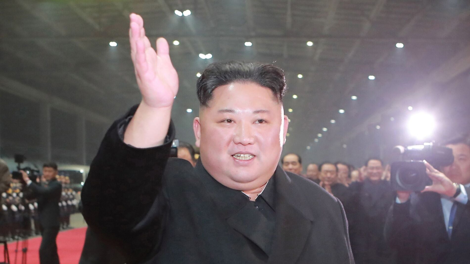 El l&iacute;der supremo de Corea del Norte, Kim Jong Un, saluda a la multitud.