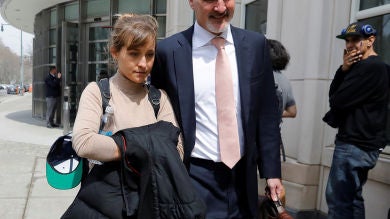 Cursos de autoayuda y esclavas sexuales: Así es NXIVM, la secta de políticos, ricos y famosos de Keith Raniere