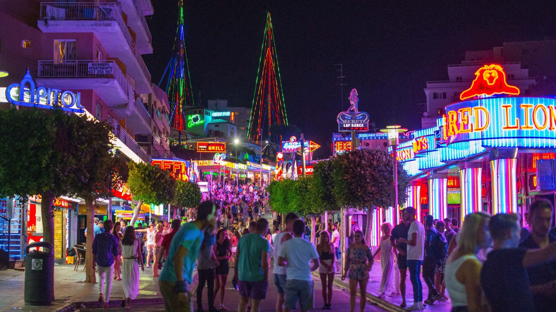 Turistas en Punta Ballena, en Magaluf (Mallorca)