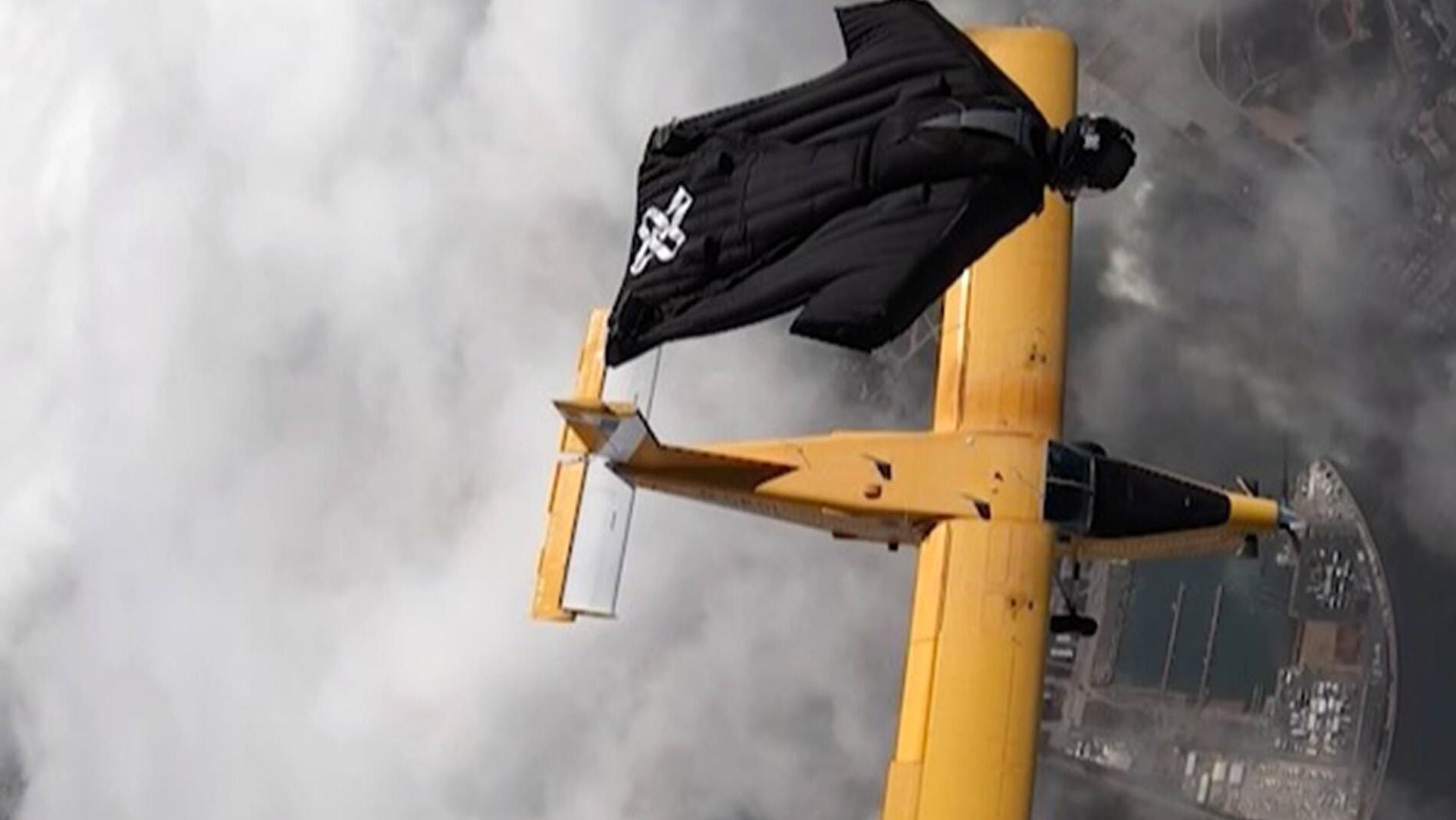 Vuela al lado de una avi&oacute;n