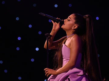 Ariana Grande actuando en los Billboard Music Awards