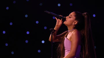 Ariana Grande actuando en los Billboard Music Awards