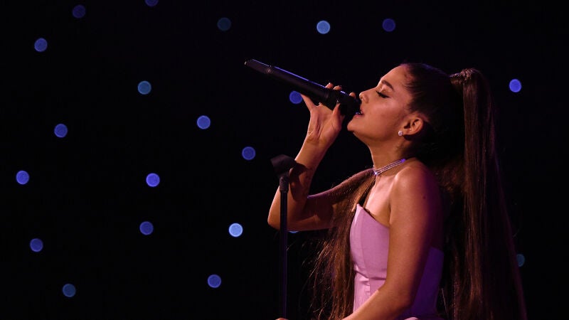 La emocionante actuación de Ariana Grande con la que vuelve a su pasado en Broadway 