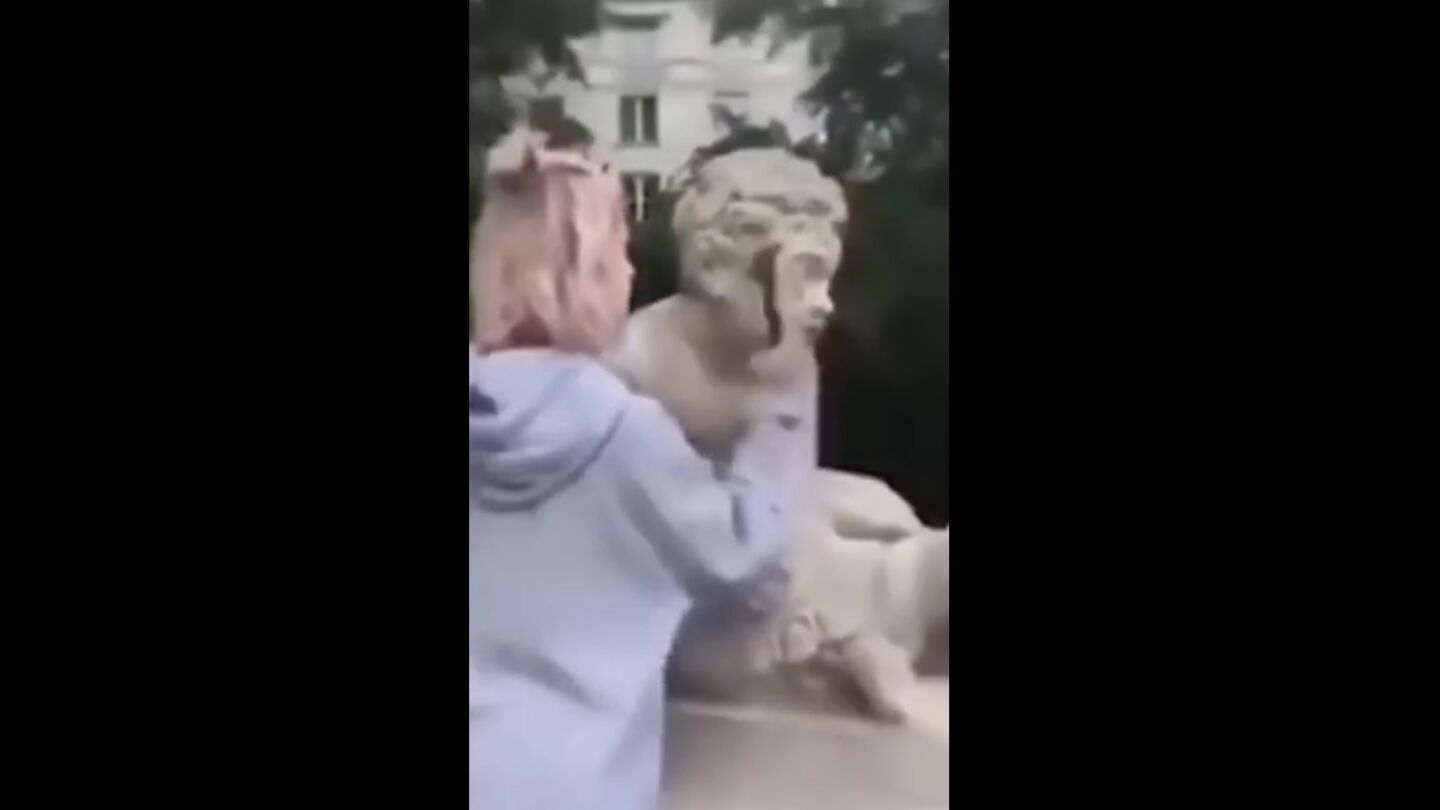 Una influencer destroza una escultura en Polonia