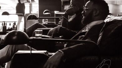 Así son los salones de manicura para hombres muy machos: whisky, sofás de cuero y sacos de boxeo