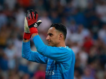 Keylor Navas aplaude a la afici&oacute;n en el Santiago Bernab&eacute;u