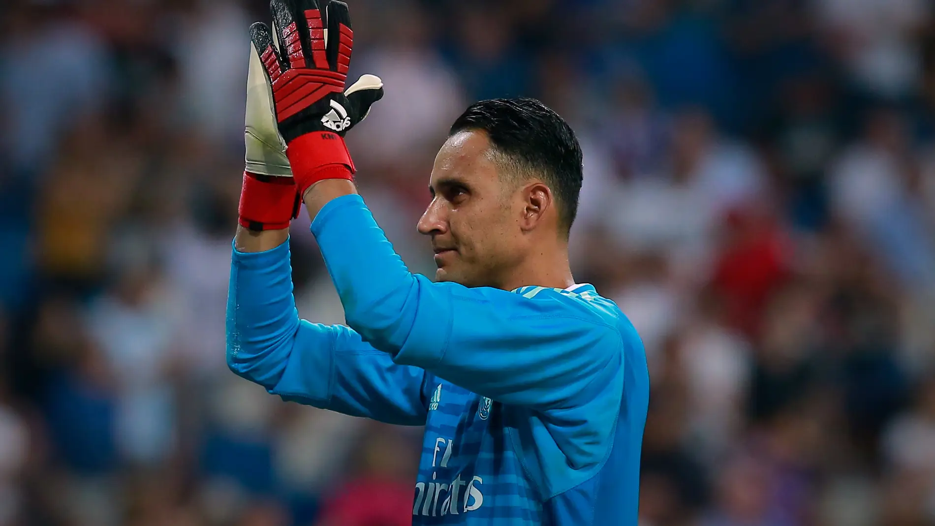 Keylor Navas aplaude a la afición en el Santiago Bernabéu