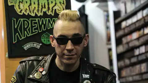 Alfonso Guerrero, contrabajista del grupo de psychobilly Ro and the Skullboys. Alfonso Guerrero, contrabajista del grupo de psychobilly Ro and the Skullboys.