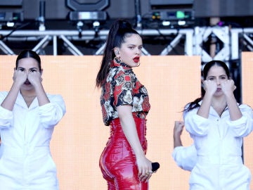 Rosalía durante una actuación 