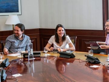 El secretario general de Podemos, Pablo Iglesias, e Irene Montero