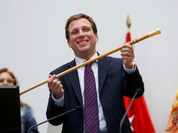 Almeida muestra el bast&oacute;n de mando tras la constituci&oacute;n del nuevo ayuntamiento de Madrid 