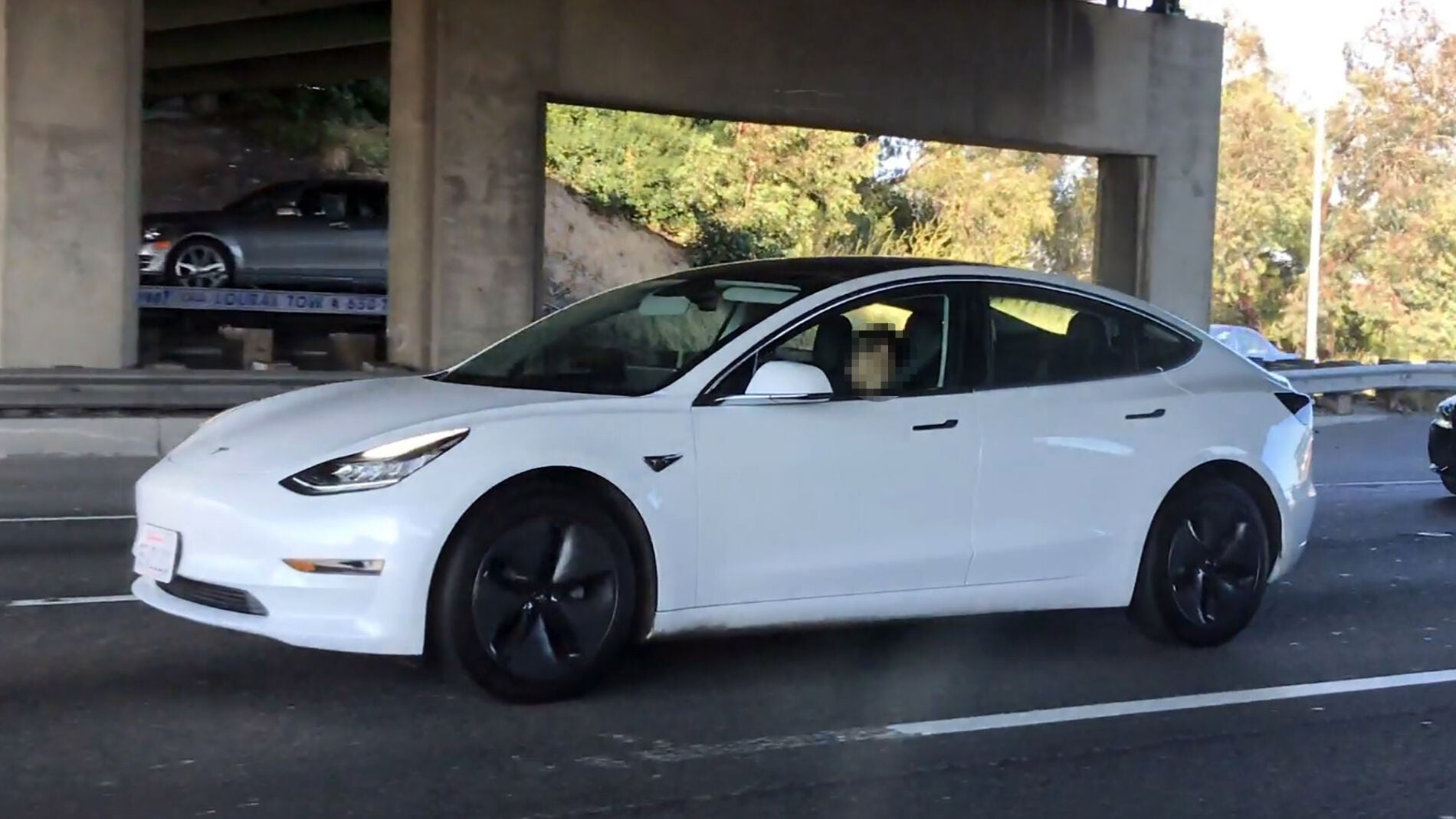 Dormido al volante de un Tesla