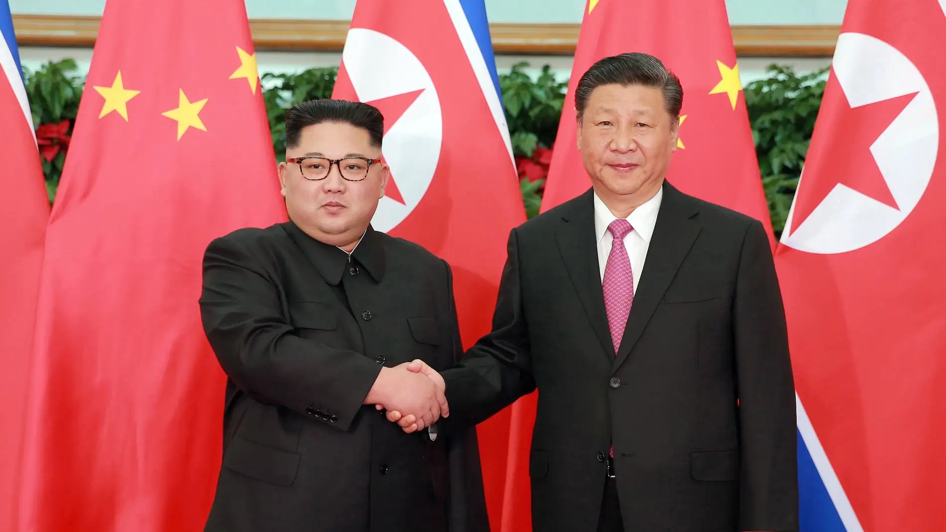El líder norcoreano Kim Jong-un y el presidente chino Xi Jinping, en una fotografía de archivo