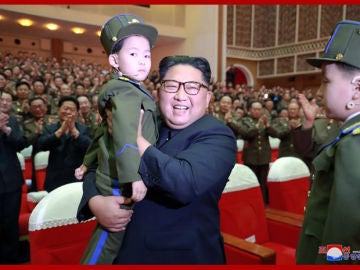 Kim Jong Un con un ni&ntilde;o en brazos