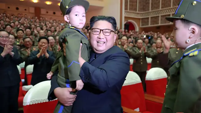 Kim Jong Un con un niño en brazos