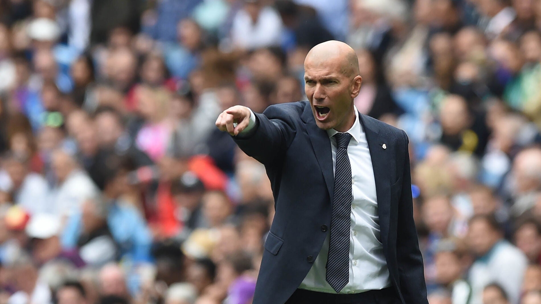 Zidane da indicaciones durante un partido