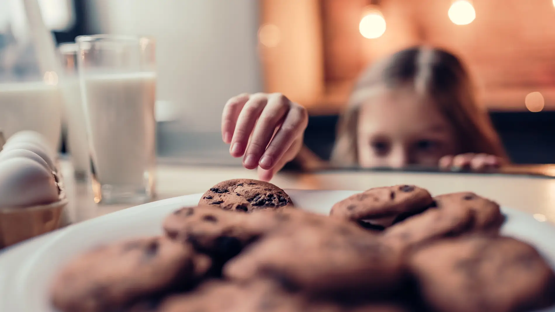 Niña comiendo galletas