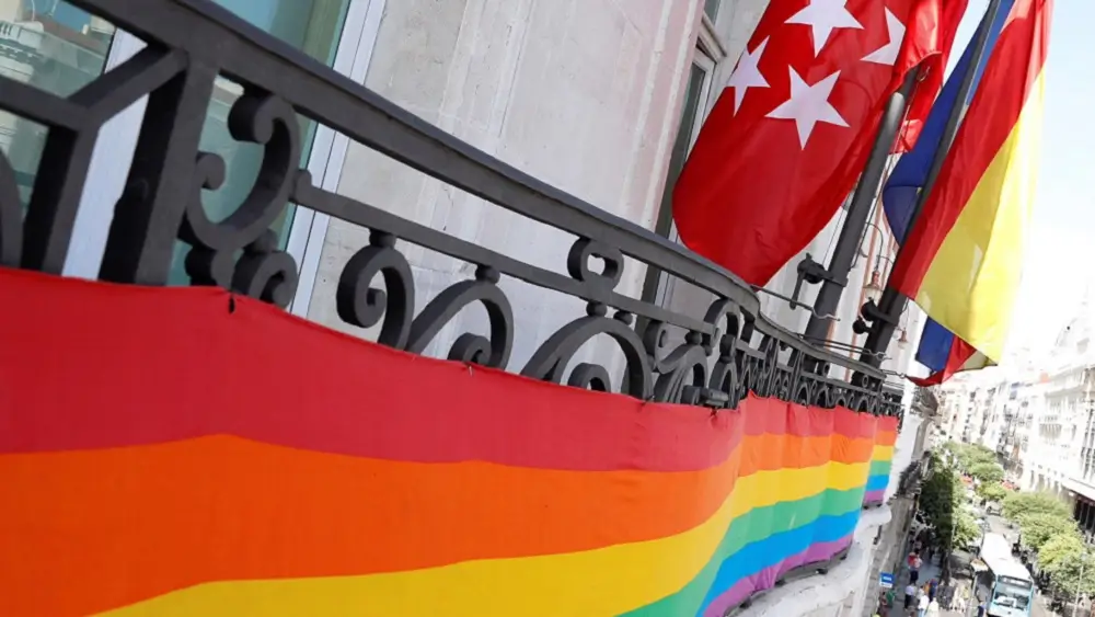 Balcón con bandera del Orgullo LGTBI en Madrid