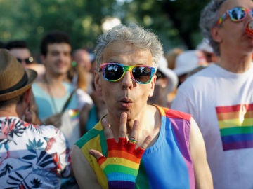 Un hombre celebrando el Orgullo LGTBI